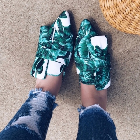 Tropical Palm Leaf Bow Mules - Picture 2 of 4